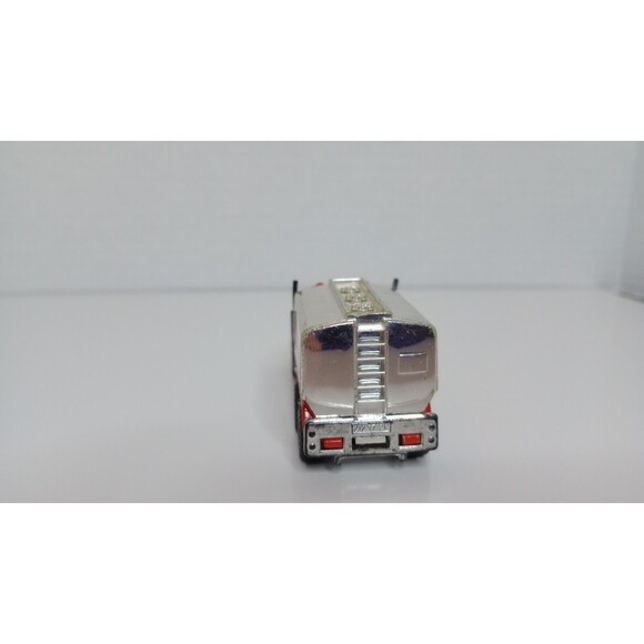 Vintage 1981 Matchbox Peterbilt 1:64 Diecast Getty Red and Silver - Picture 4 of 7